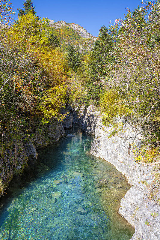 奥古拉村的里约热内卢Ara river Puente de Oncins